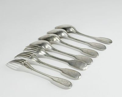 six cuillères en argent sont alignées sur une surface blanche