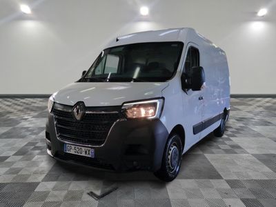la photo d'une camionnette blanche sur un sol en damier