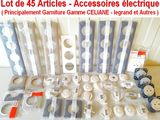 tout un assortiment d'appareils électroniques exposés sur la table