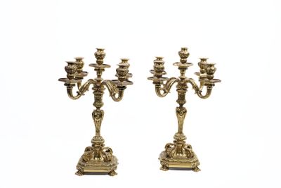 paire de candélabres anciens en laiton avec bougeoirs sur pied