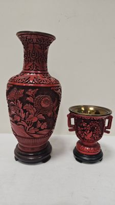 deux vases posés l'un à côté de l'autre sur une table