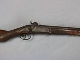gros plan d'un fusil sur une table à fond blanc