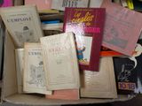 une boîte remplie de livres posée sur une table