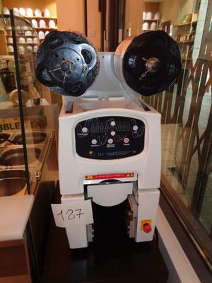 une machine exposée dans une vitrine