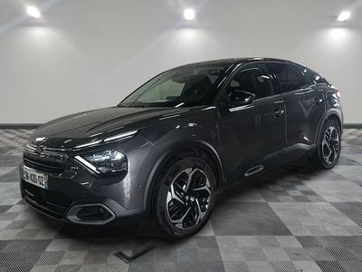 une photo d'un 4x4 noir garé dans un garage