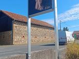 une enseigne de café au bord de la route