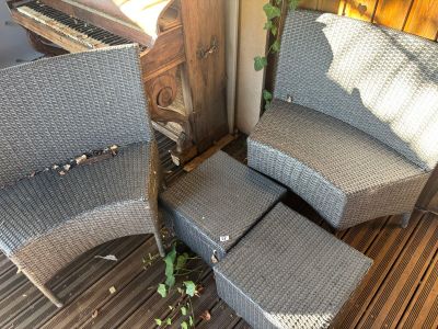trois chaises en osier posées sur une terrasse en bois