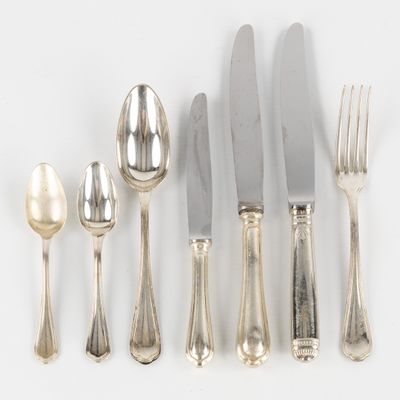 beaucoup de cuillères et de couteaux en argent sur la table