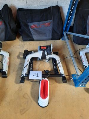 Plusieurs types d'outils sont disposés sur une table