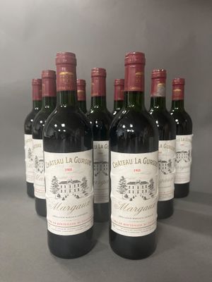 six bouteilles de vin rouge alignées sur une table