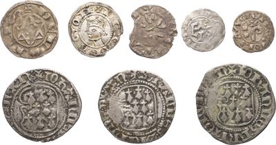 un ensemble de pièces d'argent présentant différents motifs