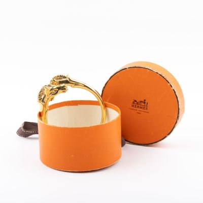 un gros plan sur une boîte orange contenant une bague
