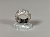 bague en argent sterling sertie de diamants, montée sur une base en acrylique transparent