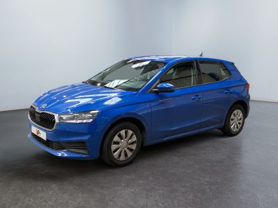 une voiture bleue garée dans une pièce aux murs blancs