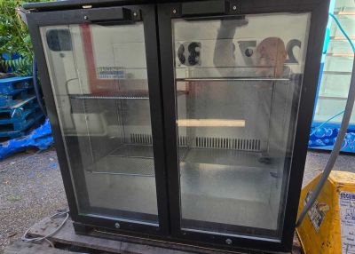 deux portes vitrées à l'arrière d'un réfrigérateur