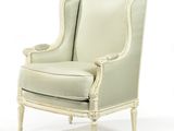 une chaise blanche dont le dossier et les accoudoirs sont recouverts de tissu beige