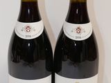 deux bouteilles de vin posées l'une à côté de l'autre sur une table