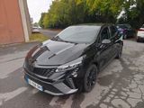 La voiture noire est garée sur le bord de la route, dans le parking.