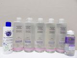 des flacons de gel hydroalcoolique et un flacon de gel hydroalcoolique sont posés sur un comptoir