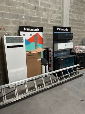 de nombreux appareils électroménagers entassés dans un entrepôt