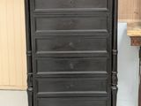 une photo d'une commode noire dans une pièce