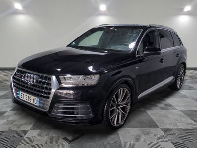 l'audi suv noir est garé sur un carrelage à carreaux