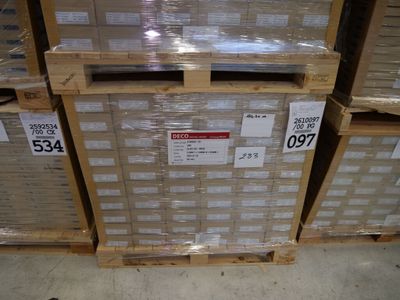 une pile de boîtes empilées les unes sur les autres