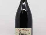 une bouteille de vin posée sur une table