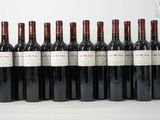 six bouteilles de vin rouge sont alignées