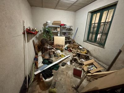 une pièce où il y a beaucoup de choses par terre