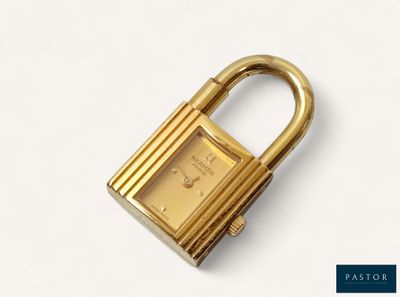 HERMÈS. Montre "Kelly" en plaqué or stylisant un cadenas, Sa…