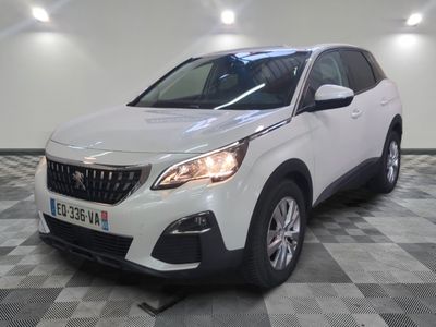 la voiture blanche est garée dans le garage sur un sol en damier