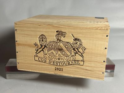 boîte en bois portant le logo de Los Destourne