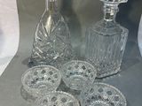 un grand nombre d'objets en verre posés sur une table