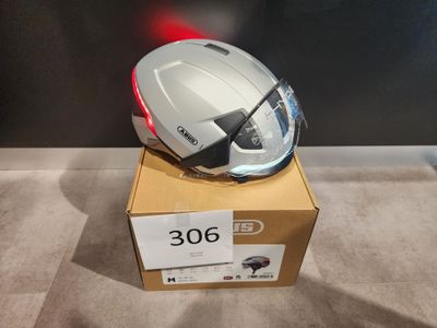 un casque posé sur une boîte posée par terre