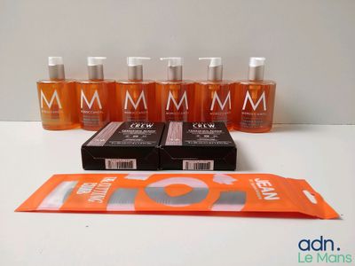Les flacons des produits sont posés les uns à côté des autres sur la table.