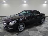 une photo d'une Mercedes SLK noire garée dans un garage