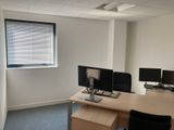 un bureau sur lequel sont posés deux écrans d'ordinateur, dans un bureau
