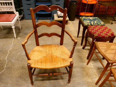 many chairs that are lined up in a room