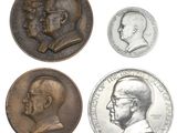 quatre types différents de pièces commémoratives sont représentés sur un fond blanc