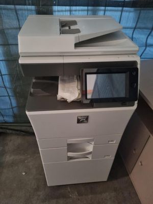 une imprimante placée au-dessus d'une armoire