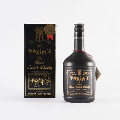 la bouteille de rhum se trouve à côté de la boîte de rhum