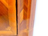 un meuble en bois avec deux portes et une poignée de porte