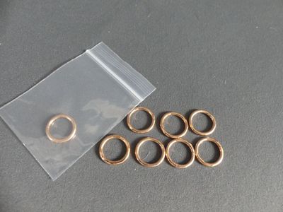 un sac contenant des anneaux en cuivre posé sur une table