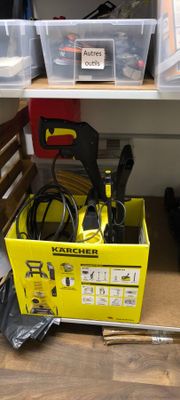 une boîte jaune contenant des outils, posée par terre