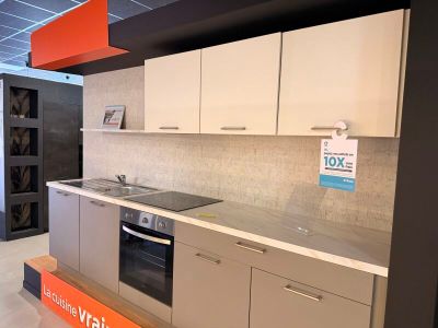 une cuisine équipée d'une cuisinière, d'un four, d'un évier et de placards