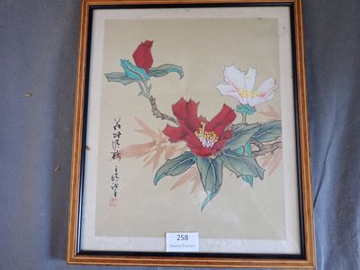 une photo d'une photo d'une fleur accrochée au mur