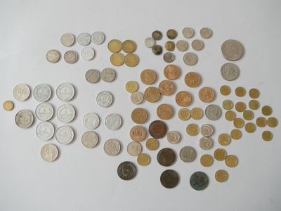 beaucoup de pièces qui sont sur la table