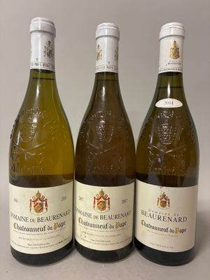 trois bouteilles de vin posées sur une table l'une à côté de l'autre