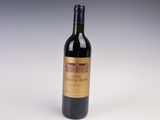 une bouteille de vin posée sur une table